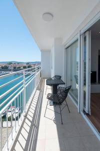 un balcone con tavolo e sedie su un edificio di Lux Top Location Apartment Bridge a Zara (Zadar)