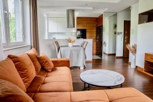 een woonkamer met een bank en een tafel bij SEApartment in Gdańsk