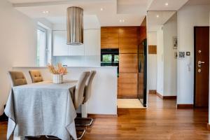 een keuken en eetkamer met een tafel en stoelen bij SEApartment in Gdańsk +12 foto's