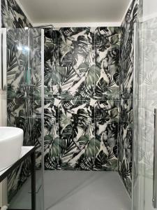 a bathroom with a black and white wallpaper at Non ti scordar di me #2 in Pieris