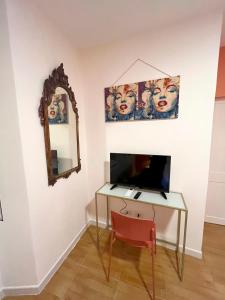 specchio e scrivania in camera di Nuovo appartamento Saint Remy a Cagliari