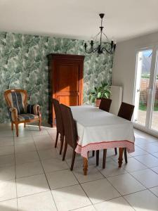 een eetkamer met een tafel en stoelen bij Maison non fumeur - jardin 5 personnes aux portes de Brest in Guipavas