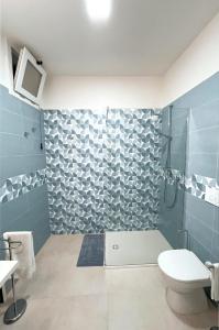 un bagno con doccia e WC di Nuovo appartamento Saint Remy a Cagliari