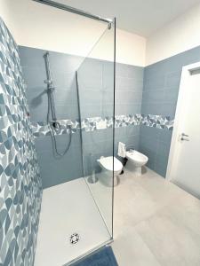 un bagno con wc e doccia in vetro di Nuovo appartamento Saint Remy a Cagliari Altre 13 foto