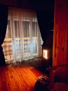 Un pat sau paturi într-o cameră la Nomad Lodge Zminica