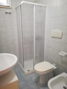 un bagno con doccia, WC e lavandino di House Pedone a Otranto