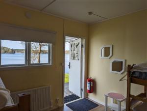 une chambre avec une porte menant à une chambre dans l'établissement Vårhaga Vandrarhem, à Sjuntorp