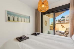 een slaapkamer met een wit bed en een groot raam bij Casa Marinsa in Torrox Costa +22 foto's