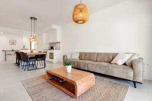 een woonkamer met een bank en een tafel bij Casa Marinsa in Torrox Costa