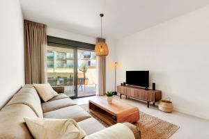 een woonkamer met een bank en een televisie bij Casa Marinsa in Torrox Costa