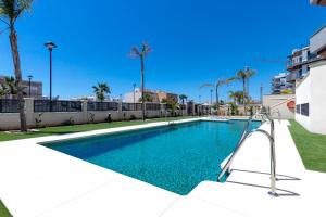 een zwembad met een glijbaan in een tuin met palmbomen bij Casa Marinsa in Torrox Costa