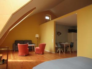 Habitación con cama, sillas y mesa. en Inspektorhaus-Behlendorf, en Steinhöfel