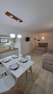 Una sala de estar con una mesa blanca y un sofá. en Monoambiente centro pinamar, en Pinamar