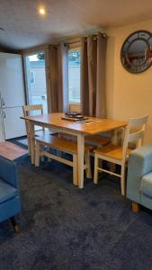 mesa y sillas en una habitación con mesa y sillas en Captain's Quarters en Brixham