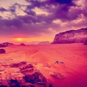 - une vue sur un désert avec un coucher de soleil en arrière-plan dans l'établissement Al-Hamima Al-Abbasiya village, à Al Ḩumaymah al Jadīdah