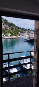 Blick auf einen Hafen mit Booten im Wasser in der Unterkunft Apartman Maestral in Drašnice + 4 Fotos