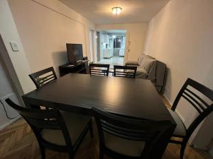 ein Esstisch und Stühle in einem Wohnzimmer in der Unterkunft Rosario JCM in Rosario