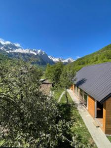 - une vue sur un bâtiment avec des montagnes en arrière-plan dans l'établissement Lazer Cardaku guest house, à Valbonë