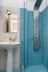 Bilik mandi di Naxos City Center Room Superior Quadruple Room Balcony 200M From St George Beach City Views