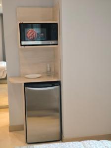a microwave sitting on top of a counter in a room at HABITACION CON HERMOSAS VISTAS A BILBAO in Bilbao