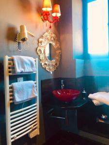 ナルボンヌにあるChâteau de La Pradeのバスルーム(赤い洗面台、鏡付)