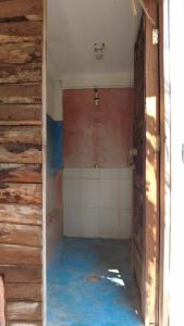 马祖特hostal pakal的一间空房间，其中有一间蓝色地板和墙壁的房间 更多16张照片