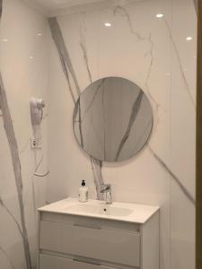 a bathroom with a sink and a mirror on the wall at HABITACION CON HERMOSAS VISTAS A BILBAO in Bilbao