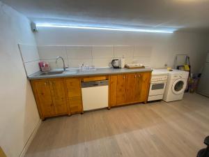 Η κουζίνα ή μικρή κουζίνα στο River Una apartment In Awesome Wonder - terrace with riverview +9 φωτογραφίες