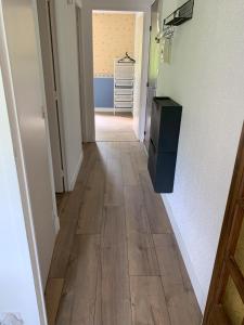 einen Flur mit Holzboden in einem Zimmer in der Unterkunft Agréable T2 en rez de jardin à 2 pas du plan d'eau in Embrun