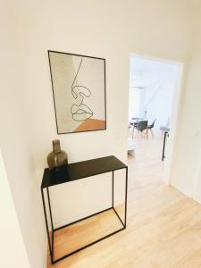 een woonkamer met een zwart-witte tafel bij StayHere Central City Studio 12 - contactless Self-Check-IN in Graz