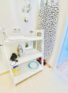 een badkamer met een wastafel en een spiegel bij StayHere Central City Studio 12 - contactless Self-Check-IN in Graz