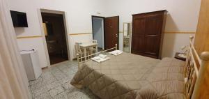 um quarto com uma cama grande num quarto em B&B da Mino em Grottaglie