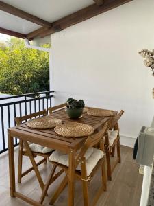 een houten tafel met kussens op een balkon bij Casa Xoana in Vilagarcia de Arousa