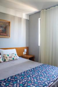 1 dormitorio con cama y ventana en Flat Residencial Meireles Fortaleza, en Fortaleza