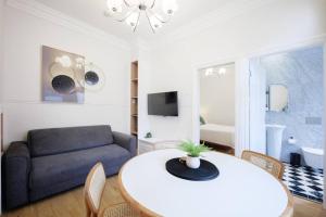 een woonkamer met een tafel en een bank bij Cosy Federation Apartment Kirribilli 2 Bedroom #2 in Sydney