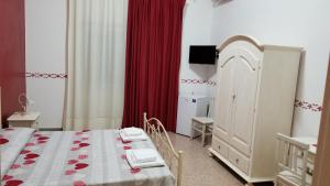 um quarto com uma cama e uma cortina vermelha em B&B da Mino em Grottaglie