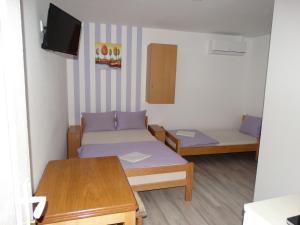 Habitación pequeña con cama y mesa en Vila Jenic, en Soko Banja