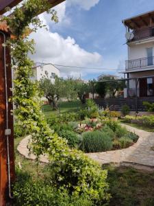 een tuin buiten een huis bij Apartmani INO in Pakoštane