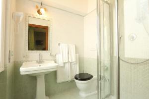 フィレンツェにあるKatti House 2のバスルーム(洗面台、トイレ、シャワー付)