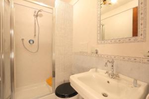 y baño blanco con lavabo y ducha. en Katti House 2, en Florencia