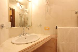 A bathroom at Katti House 2 Még 19 kép