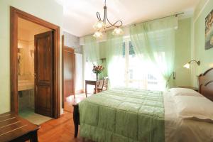 um quarto com uma cama verde e uma janela em Katti House 2 em Florença