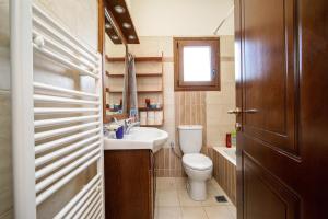 un piccolo bagno con servizi igienici e lavandino di Villa Evans a Kokkónion