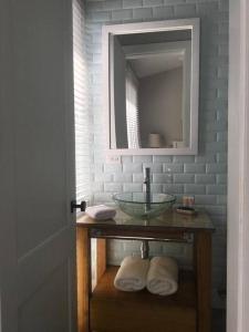 a bathroom with a sink and a mirror at Villa Ocean Pearl Venao in Playa Venao