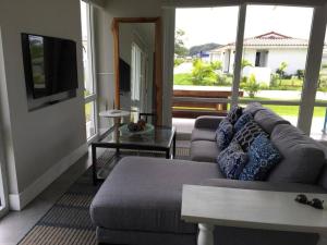 sala de estar con sofá y mesa en Villa Ocean Pearl Venao, en Playa Venao