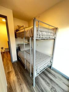 a bedroom with two bunk beds in a room at Austral Apartment Regional in Valdivia