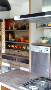 Kuchyň nebo kuchyňský kout v ubytování Charmante Maison de Campagne Proche de Bergerac, Sites de Dordogne, Randonnées