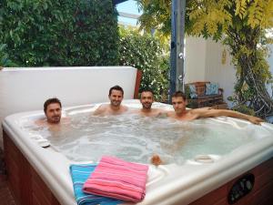 ロトルアにあるHaven Homestay Rotoruaのジャグジー浴槽の男性の集団