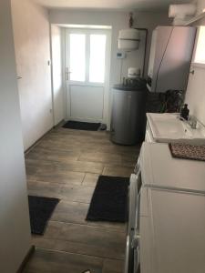 A kitchen or kitchenette at Útulný pokoj v soukromí