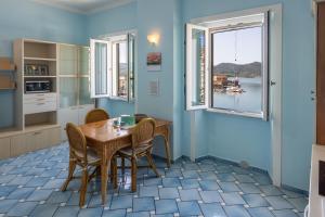 uma cozinha com mesa e cadeiras e uma janela em La Casina Azzurra Sul Mare em Portoferraio